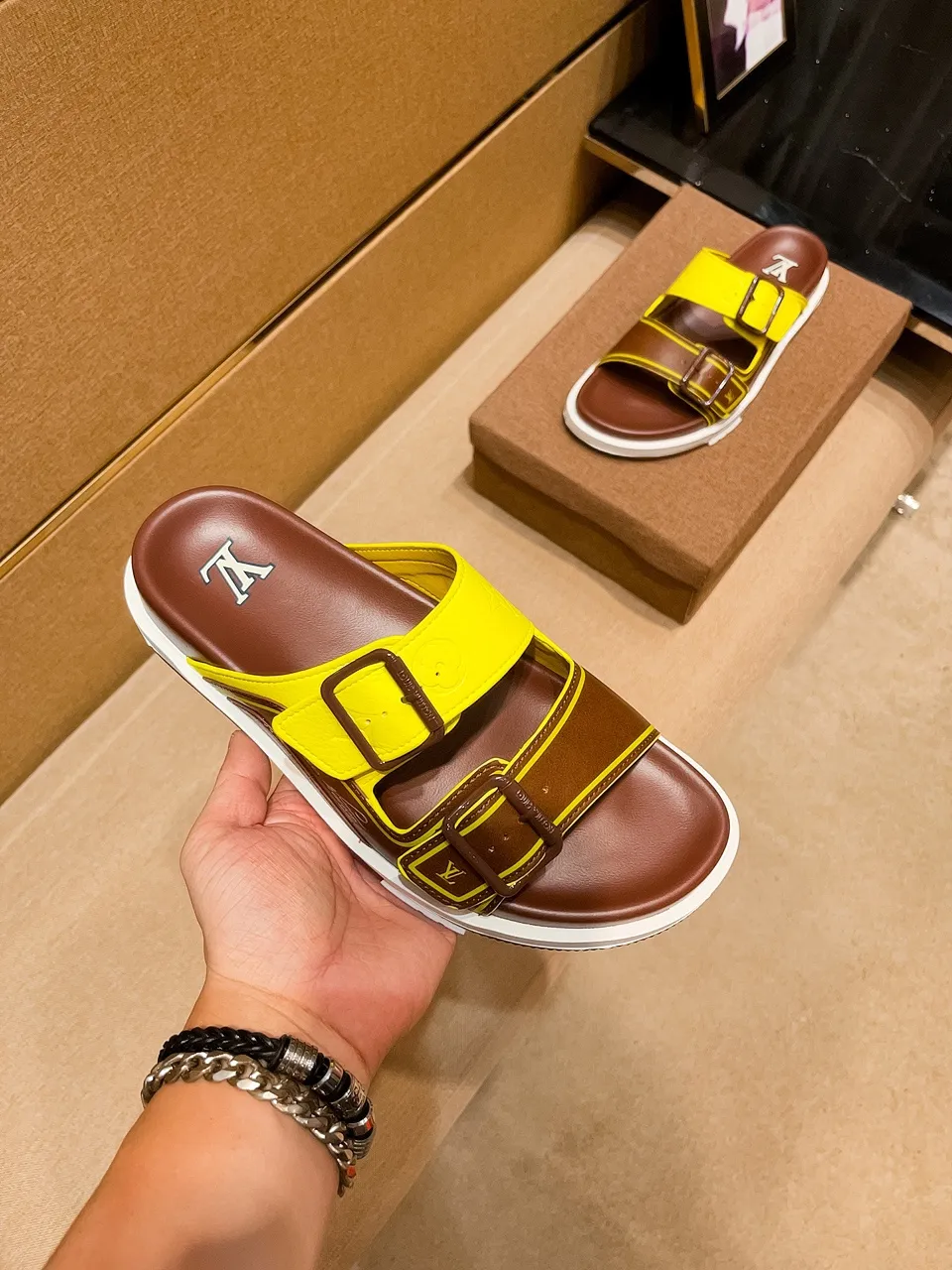 Men's shoes 💰 380 💰 New model on the market 🔥 [LV 🔥 Slippers] High-end 1:1 mold customization of first-layer cowhide, original upgraded version of the outsole, lighter and non-slip. The market's top quality, fashionable and trendy, versatile and popular, simple yet tasteful, a must-have for fashionistas, exuding a fashionable and casual atmosphere, fashion is at your feet, full of confidence, the same style at the counter 👍The season of spring and summer slippers is here, they are super beautiful to wear, 38-44, multiple colors available🔥